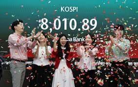 Employees take part in a ceremony at the dealing room of Hana Bank in Seoul on May 15, 2026, to celebrate the benchmark Korea Composite Stock Price Index having risen over the 8,000-point mark for the first time in early trading. South Korea's stock market opened a new chapter, driven by a continued rally of large-cap tech shares.
