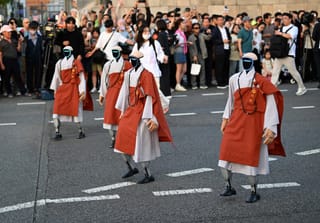 Robot monks light up Seoul lantern parade