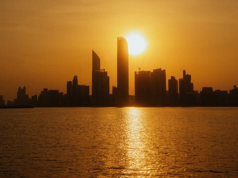 Temperatures are expected to reach highs of up to 44°C in internal areas, while coastal and island regions could record temperatures ranging between 33°C and 39°C.