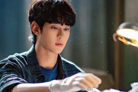 Knock-Off stars Kim soo-hyun and Jo Bo Ah. 