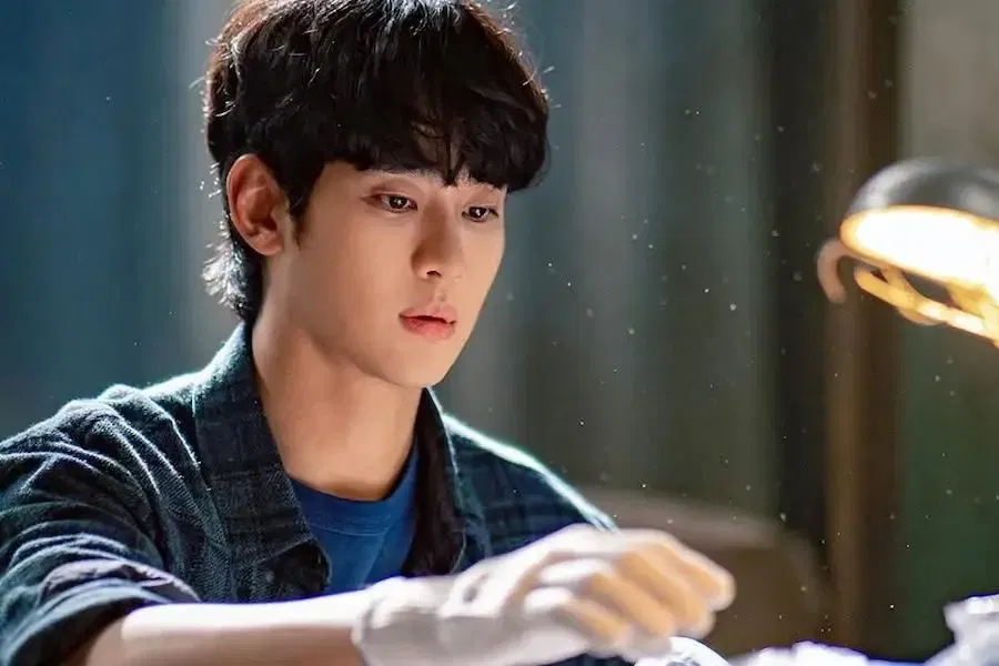 Knock-Off stars Kim soo-hyun and Jo Bo Ah. 