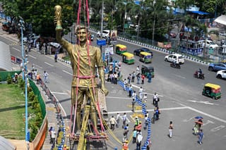A crane lifts a giant statue of Argentine football legend Lionel Messi during its removal from a public installation site in Lake Town, Kolkata, West Bengal, on Monday, June 1, 2026. The statue was dismantled and taken down following concerns over its damaged condition and structural stability, which had raised public safety concerns. 