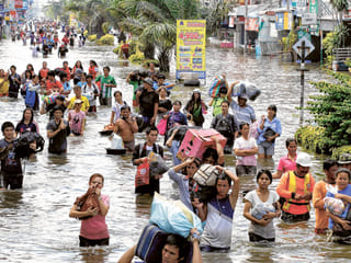 Bangkok reinforcing flood defenses, death toll rises to 315 