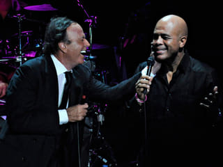 Haiti President sings with Julio Iglesias