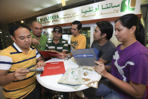 Filipinos cash in on low rates at home