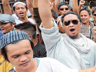 Hundreds of Filipinos protest in front of Manila’s US embassy