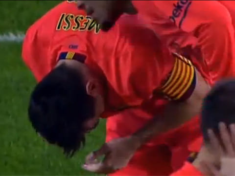 Lionel Messi hit by bottle thrown by fan in Barcelona match at Valencia
