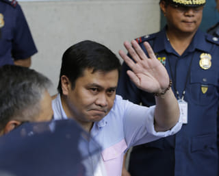 Sen. Jose “Jinggoy” Ejercito Estrada appeared before the antigraft court Sandiganbayan on Friday after the Second Division issued a warrant of arrest against him and former public works secretary Manuel Bonoan. The anti-graft court’s Second Division directed the Quezon City Police District, Criminal Investigation and Detection Group (CIDG) and the National Bureau of Investigation to implement the warrant in connection with the alleged role of Estrada and Bonoan in the ghost flood control projects.
It is the third time Estrada has been indicted for plunder.