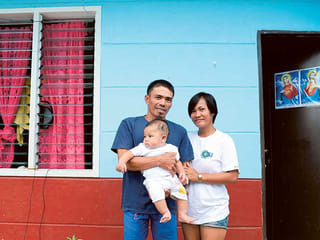 Philippine couple find love, hope among typhoon misery