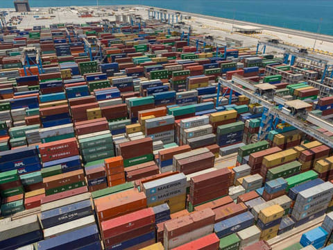 Abu Dhabi said a private company will spend more than $1 billion to build a solar-powered hydrogen and ammonia plant at the Khalifa Industrial Zone.
