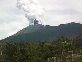 Pilots urged: Avoid flying near restive Philippine volcano