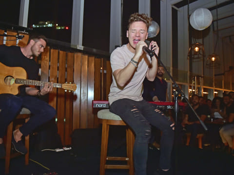 Conor Maynard sings Zayn, Drake and Rihanna in Dubai