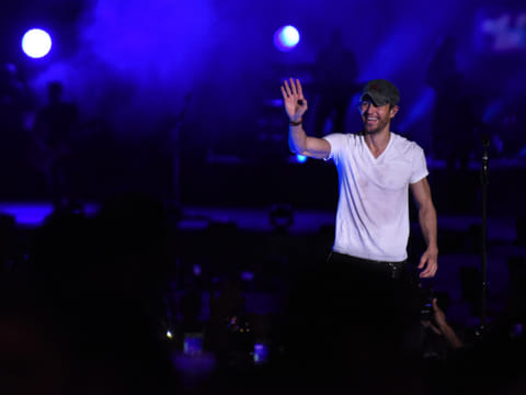 Review: Enrique Iglesias wins hearts in Dubai
