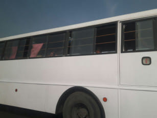 Buses transport workers without airconditioning