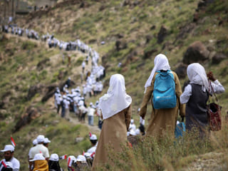 Human chain delivers food to under siege residents in Taiz mountains