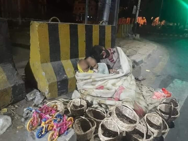 RDS_181109 Homeless Pakistani family LEDE NEW