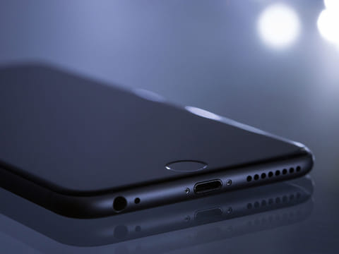 Businesswoman and man beat visitor, steal his iPhones