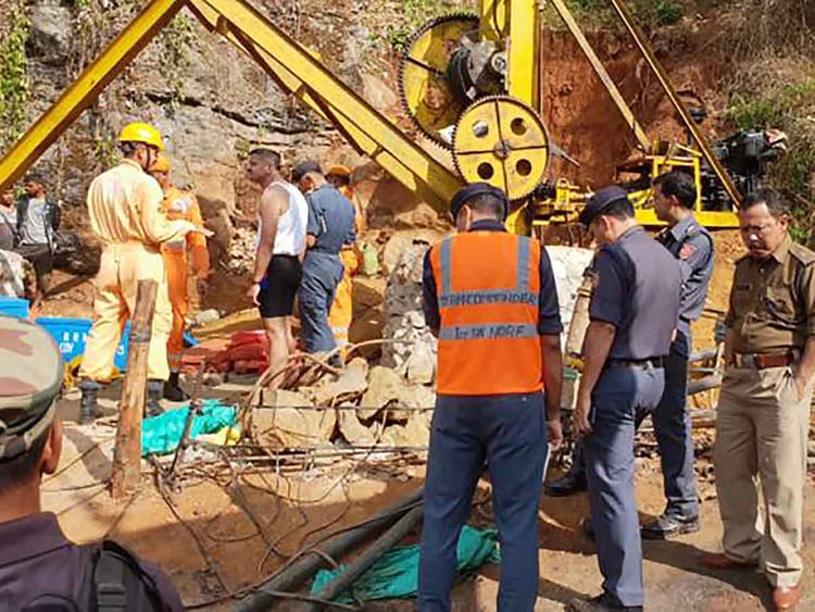 Coal mine Meghalaya 28122018
