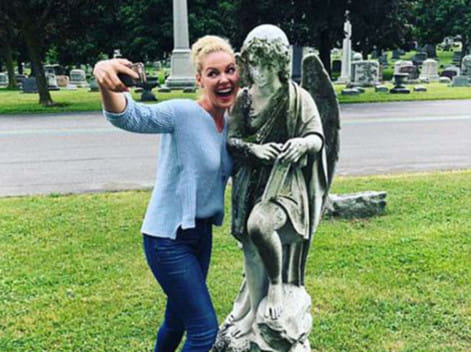 Katherine Heigl selfies in a cemetary