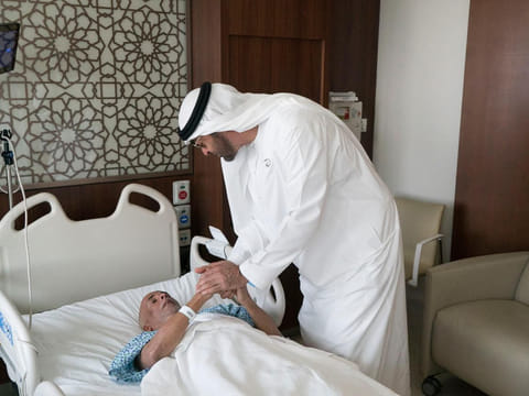 Shaikh Mohammad inquires about Mullappalli Ali Komukutty’s health at the Cleveland Clinic in Abu Dhabi.