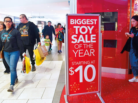 
The US economy grew significantly faster at the end of 2017 than previously reported, as consumer spending hit a three-year high and business investment rose.