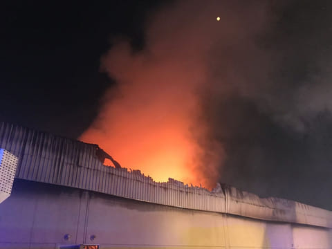 What are the right of the insured and the insurer in the case of a building fire in the UAE?