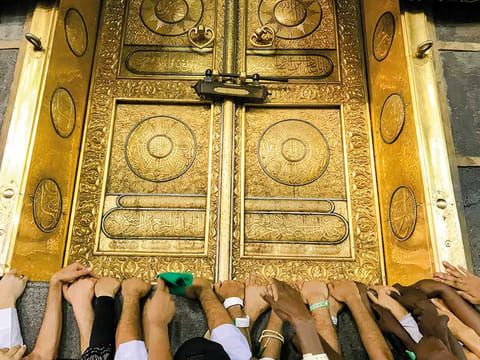 The door is three metres high, two metres wide and half a metre deep. It consists of two rudders and a base made of Thailand’s Maca Moong wood, the most expensive wood in the world. Lines engraved on the door were made by Sheikh Abdul Rahim Bukhari.