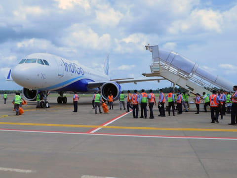 Cochin International Airport suspends activity until midnight.