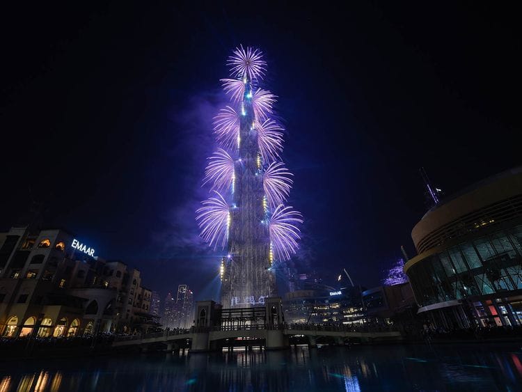 NAT_181231_NYE-DUBAIMALL-FIREWORKS-ARAMZAN-5