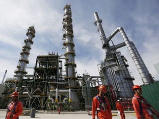 Oil prices fall on rising US rig count, Illinois refinery outage