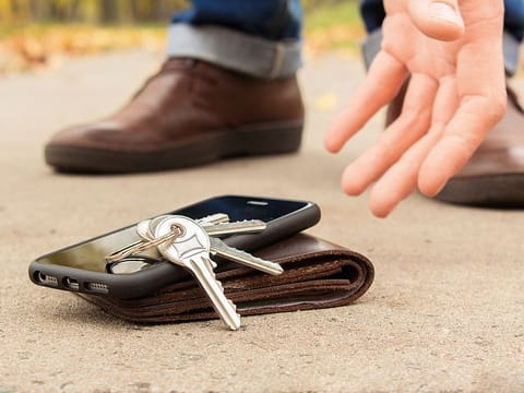 The man found the keys, phone and wallet with money. 
