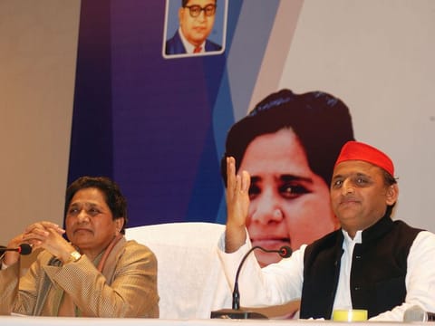 Samajwadi Party president Akhilesh Yadav (R) and Bahujan Samaj Party (BSP) leader Mayawati take part in a press conference to announce their political alliance in Lucknow on January 12, 2019. 