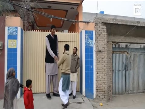 Pakistan’s tallest man struggles to find love