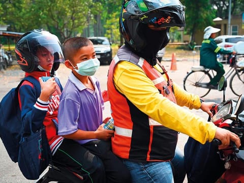 Children leave school early due to pollution in Bangkok yesterday. Toxic smog forced authorities to issue an order to shut nearly 450 schools in the city.