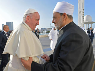 At Shaikh Zayed Mosque, Pope holds talks with Al Azhar chief