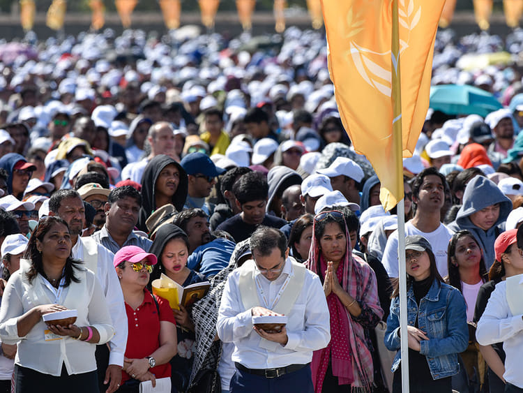Worshippers pray 5