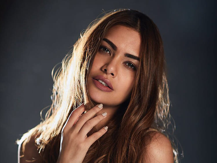 ESHA-GUPTA-PROFILE-(2)-1549441305879