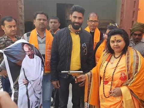 Pooja Shakun Pandey was filmed shooting the effigy 