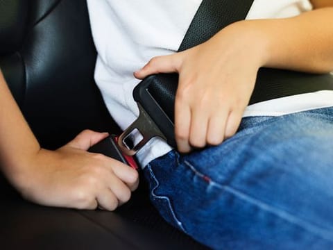 The use of seat belts helps avoid most injuries in road traffic accidents and reduces the complications of collisions, the police said.