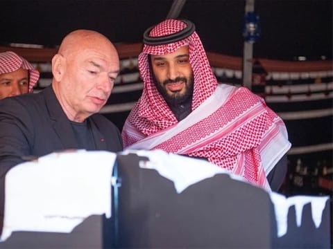 Crown Prince views a presentation on the resort of Sharaan 
