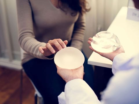 The Ministry of Health and Community Protection warned against the use of breast implants and the possibility of complications that can lead to death. 