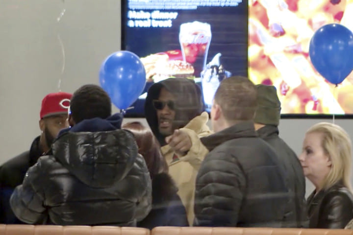 tab-R-Kelly-at-McDonald-s-1551250387405