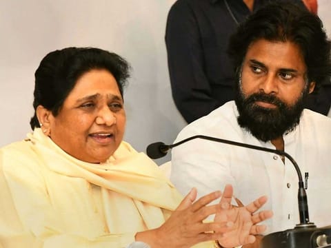 Visakhapatnam: Bahujan Samaj Party supremo Mayawati with Jana Sena party Chief Pawan Kalyan during a press conference, in Visakhapatnam.