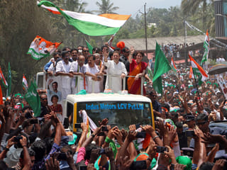Hundreds of Indian expats from the southern state of Kerala fly home on special rates to vote