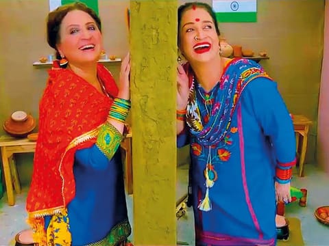 Asma Abbas and Bushra Ansari in the ‘Hamsaye Maa Jaye’ video.