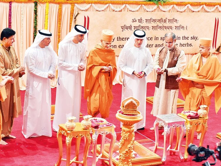 Mahant Swami Maharaj and other priests