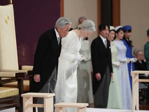 Japan's Emperor Akihito and Empress Michiko bow as they leave a ritual called Taiirei-Seiden-no-gi, a ceremony for the Emperor's abdication at the Imperial Palace in Tokyo, Japan April 30, 2019. 