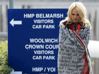 Pamela Anderson visits Julian Assange in prison