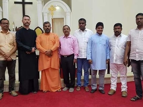  Father Reverand Kent Middleton (second left) with Hindu priest Swami Sandeep Anandagiri and other community members during the special Iftar do in St. Luke Anglican Church