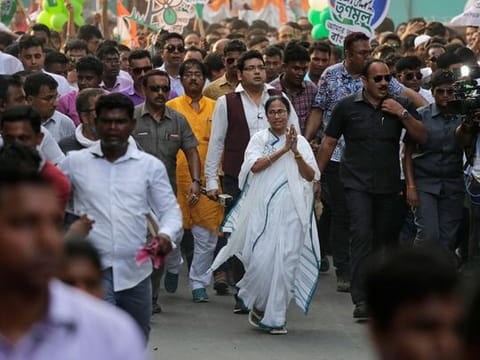 Trinamool Congress leader and West Bengal Chief Minister Mamata Banerjee greets the crowds (File)